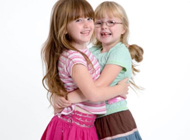 Ngoi truong cam hoc sinh cham tay, om nhau hinh anh