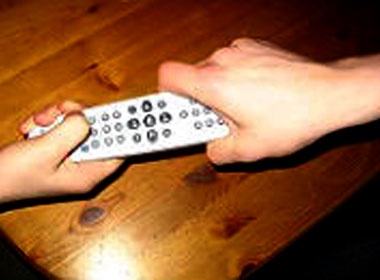Ly di vi tranh nhau dieu khien TV hinh anh