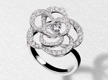 Nhan co dau tinh xao cua Chanel hinh anh