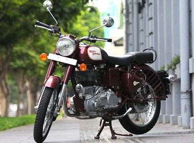 Royal Enfield Classic 500 khoe ve co dien tren pho Sai Gon hinh anh