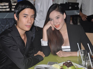 Chung Thuc Quyen ghi diem voi gia dinh ban trai hinh anh