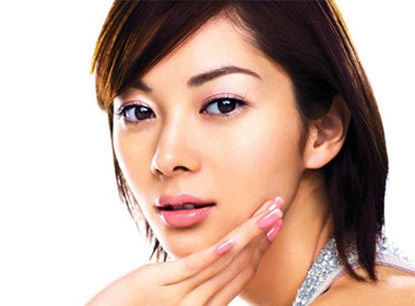 Trang diem khong ngai mua nang hinh anh