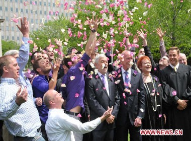 Dam cuoi tap the cua 36 cap dong tinh o Chicago hinh anh