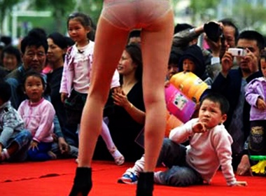 Soc voi hinh anh tre em bi 'dau doc' voi bikini hinh anh