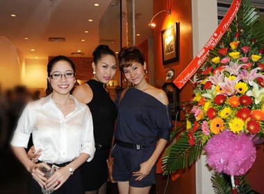 Phi Thanh Van dien dam den di du tiec hinh anh