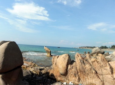 Lung linh bai da o bien Co Thach hinh anh