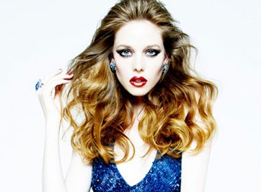 Co nu sinh kien truc me dien thoi trang hinh anh