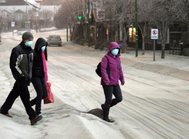 Nui lua hoat dong o Chile, bui phu trang duong Argentina hinh anh