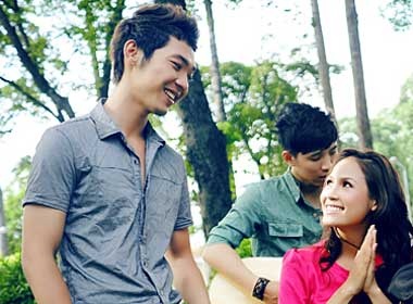 Mai Quoc Viet tinh tu ben hai co gai tre hinh anh