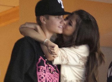 Justin Bieber buc minh vi ban gai thich hon hinh anh