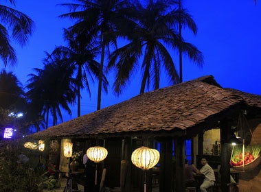 Doc dao nha co ben bo bien Nha Trang hinh anh