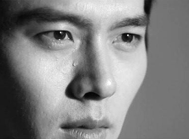 Hyun Bin roi nuoc mat trong bo anh chua cong bo hinh anh