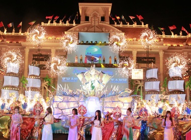 Phao hoa ruc ro tai le khai mac Festival Bien Nha Trang hinh anh