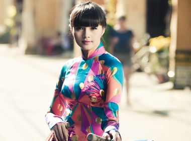 A hau Diem Chau sang trong voi ao dai hinh anh