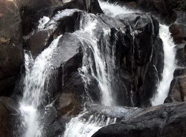 Thac Ba giua nui rung hung vi hinh anh