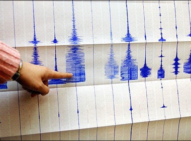 Dong dat manh ngoai khoi Indonesia hinh anh