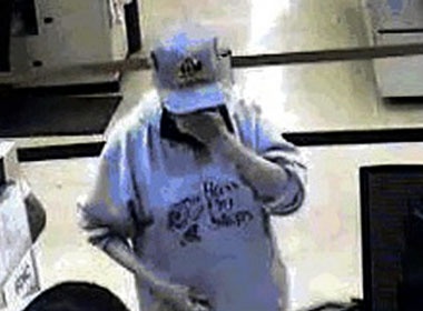 Ba gia mac benh AIDS di cuop ngan hang hinh anh