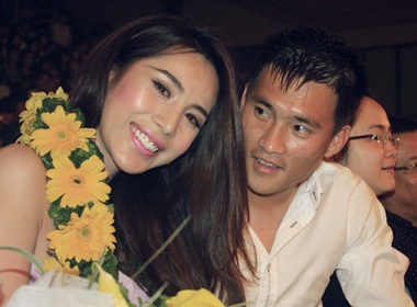 Cong Vinh 'nhin trom' tin nhan cua Thuy Tien hinh anh