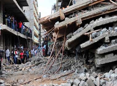 Sap nha cao tang, it nhat 2 nguoi chet hinh anh