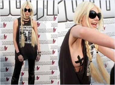 Taylor Momsen khoe nguc tren san khau hinh anh