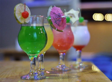 Quan ca phe lung linh ben ho Ngoc Khanh hinh anh