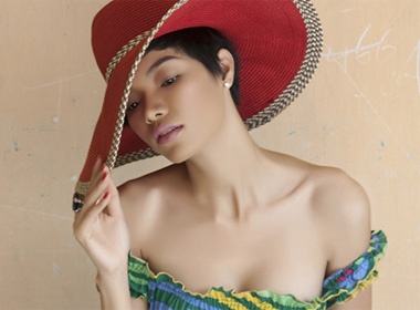 Phung Yen Ngoc tha thuot voi dam maxi hinh anh