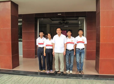 Bo truong GD-DT khich le tinh than '4 nha leo nui' hinh anh