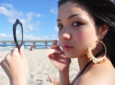 Thuy Top khoe ve duyen dang truoc bien hinh anh