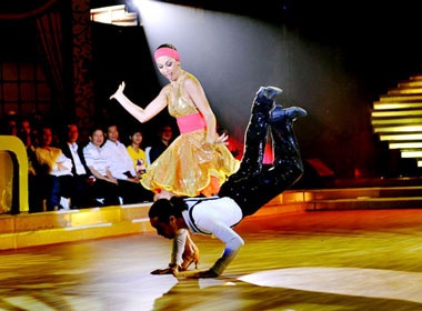 Anh Khoa dien xiec cung ban nhay hinh anh