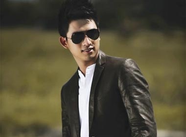 Hoang Long bo san catwalk di ban hang hinh anh