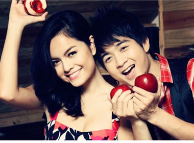 Phi Truong hon Pham Quynh Anh tren xe buyt hinh anh