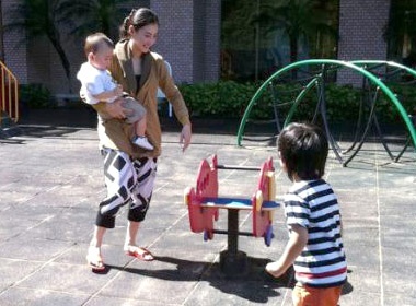 Truong Ba Chi lo dien cung 2 quy tu hinh anh