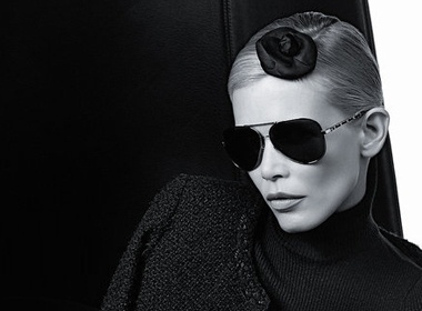 Claudia Schiffer khoe sac voi kinh mua thu hinh anh