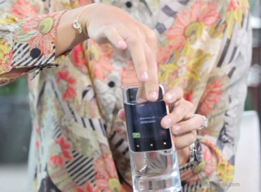 Sharapova thu kha nang chong nuoc cua Xperia Active hinh anh