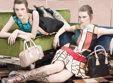 Sanh dieu voi phu kien Prada hinh anh