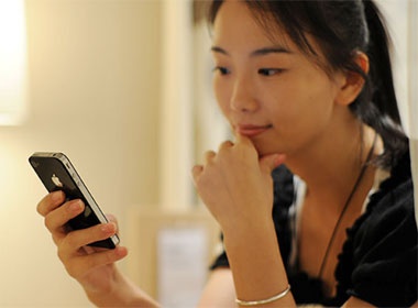 Teen Trung Quoc rao ban minh de doi lay iPhone 4 hinh anh