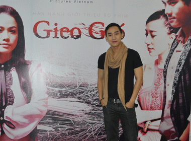 Hua Vy Van deo khan choang giua Sai Gon hinh anh