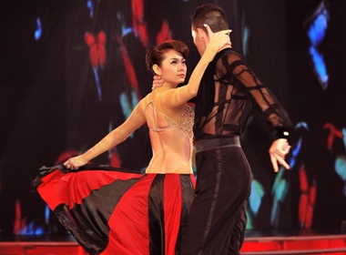 Minh Hang goi cam ben vu cong quoc te hinh anh