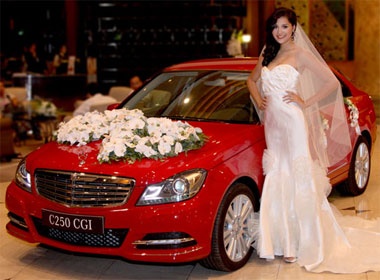 Huong Giang mac vay cuoi tao dang ben xe hoa hinh anh