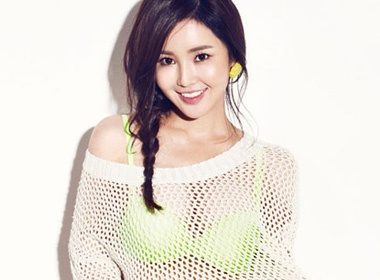 Nam Gyu Ri goi cam voi ao luoi trong suot hinh anh