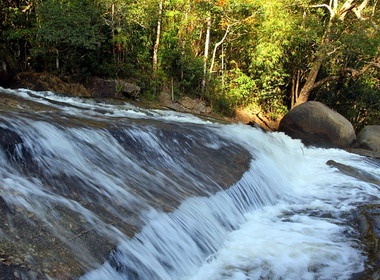 Thac chau Au giua nui rung Tay Nguyen hinh anh