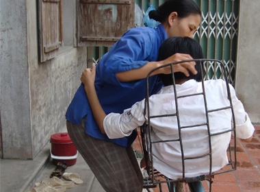 Giac mo dai hoc cua co be 12 nam me bong be den truong hinh anh