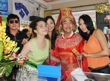 Phi Thanh Van ‘be’ bung bau di lam dep hinh anh