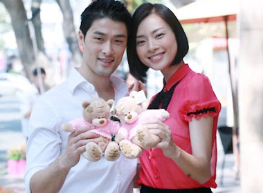 Johnny Tri Nguyen dua ‘da nu’ len... may hinh anh