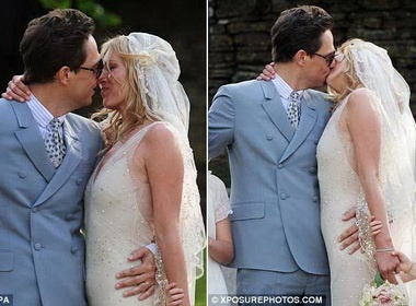 Kate Moss len xe hoa lan hai hinh anh