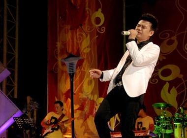 Sao 'sen' hoi ngo cung Mai Quoc Huy hinh anh