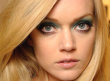 Trang diem cho hai mat xa nhau hinh anh