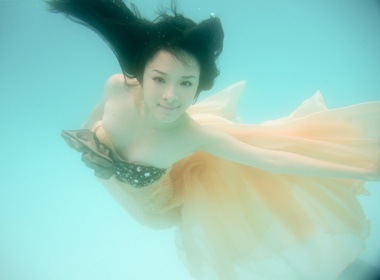 Ngam anh doc dao cua Hoa hau Phuong Nga duoi nuoc hinh anh