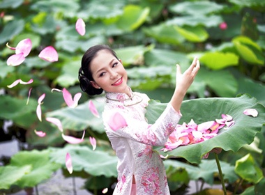 Linh Nga duyen dang ben sen hong hinh anh