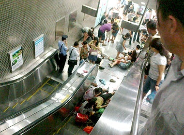 Chet nguoi vi cau thang cuon bat ngo doi chieu hinh anh